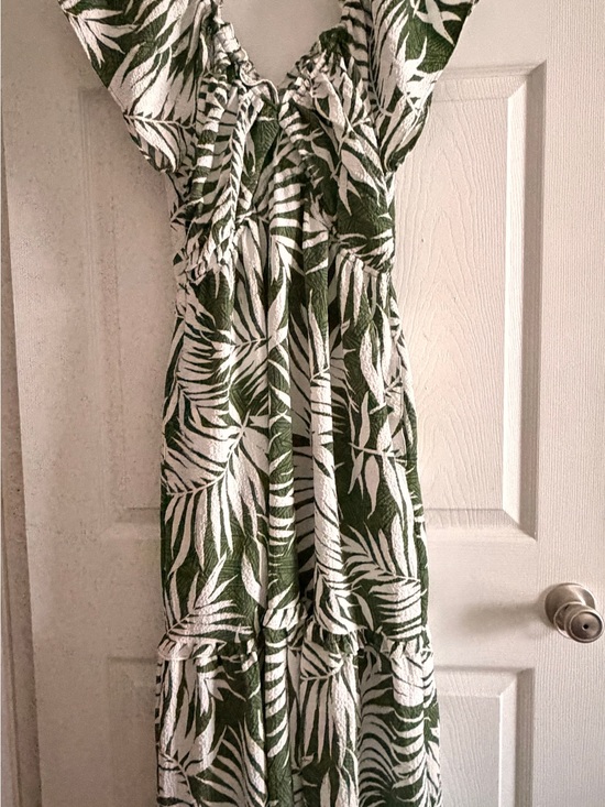 sofia by sofia vergara Dresses & Skirts - sofia by sofia vergara Green and White Leaf Print Maxi Dress